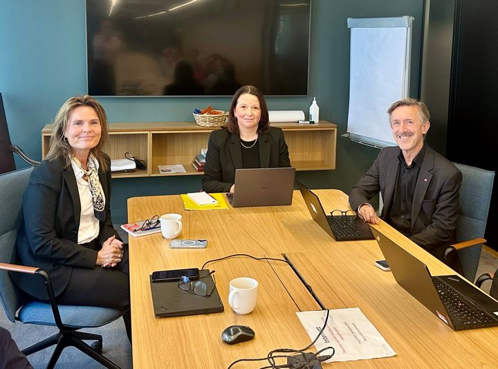 PARTENE HOS RIKSMEKLEREN. Fra venstre: Bjørg Melbø Ratvik (Virke), Hilde Lund (mekler) og Kristian Mollestad (Fagforbundet)