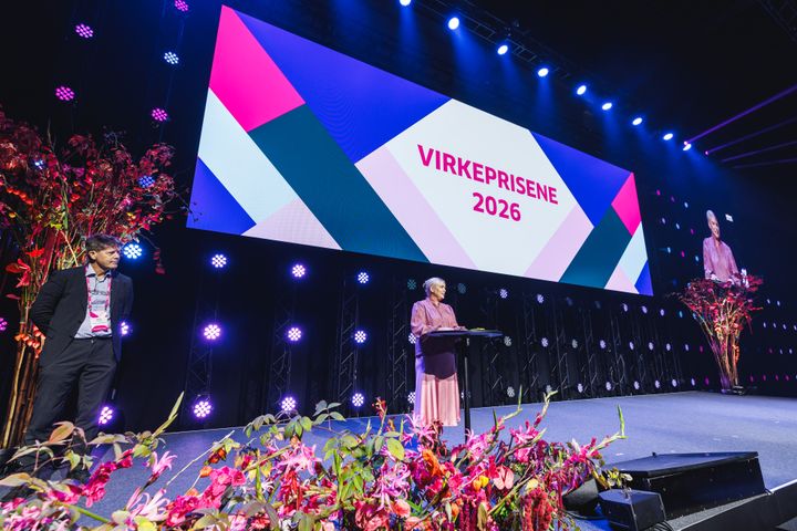 Virkes styreleder, Martina Pohjanen, deler ut Virkeprisene 2026