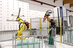 Foto av roboter på en bearbeidingslinje for glass.