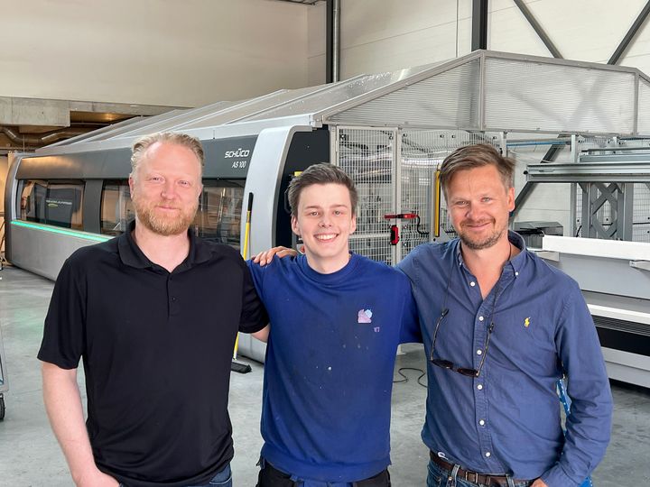 Foto av Fabrikksjef Espen Hagen, CNC-operatør Stian Fjermestad og daglig leder Erlend Schibevaag i Nordan Rubicon AS, som viser frem deres nye Schüco A100.