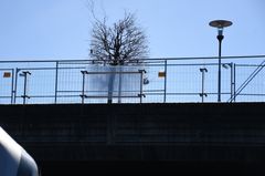 Foto av et rekkverk over togskinner i Stavanger