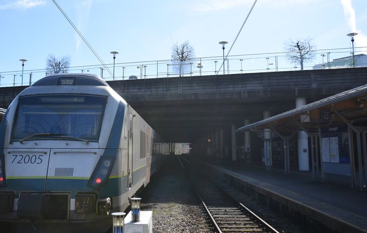 Foto av et rekkverk over togskinner i Stavanger
