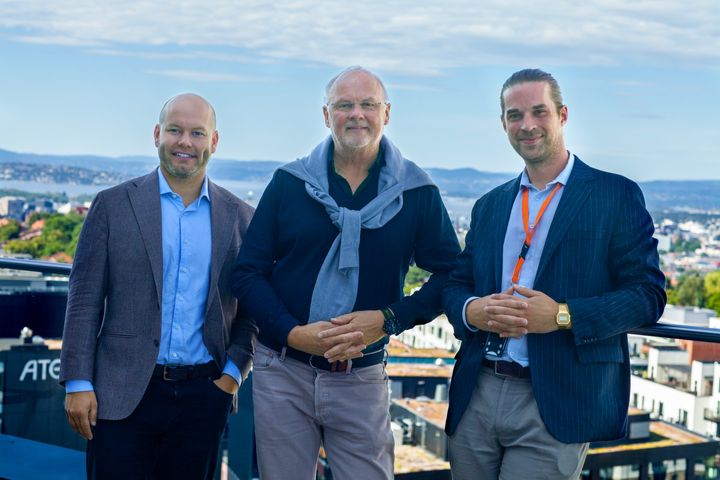 Foto av Markus Svenberg (markedsdirektør i Glava), Bjørn Glenn Hansen (direktør i Glass og Fasadeforeningen) og Benjamin Pareau Dumont Hojem (prosjektleder og nasjonal KAM i NG)