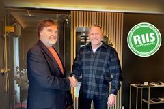 Foto av Frithjof Riis og Roy Ellingsen i Riis Mesterglass