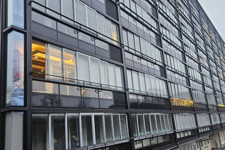 Foto av innglasset balkong med integrert varmepumpe