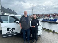 Norgessjef i Uber, Sina Sandholt og drosjesjåfør- og eier Greger Larssen.