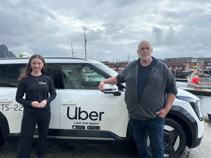 Norgessjef i Uber, Sina Sandholt og drosjesjåfør- og eier Greger Larssen.