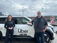 Norgessjef i Uber, Sina Sandholt og drosjesjåfør- og eier Greger Larssen.