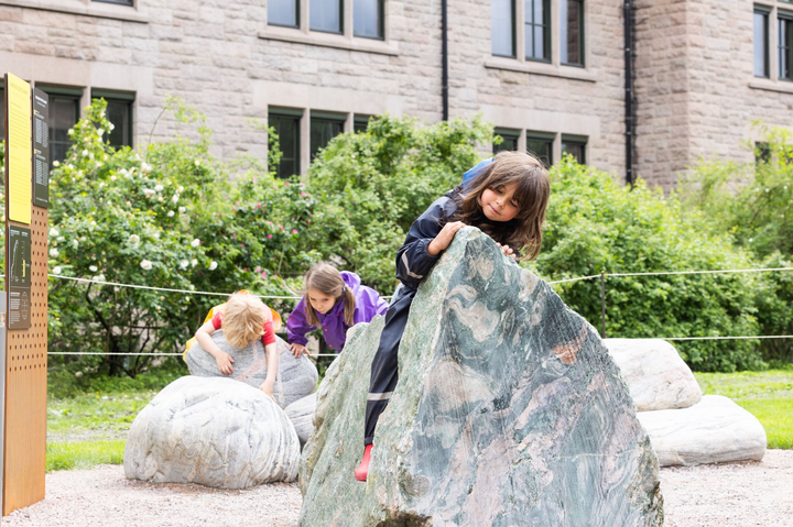 Barna får utforske steinene på nært hold