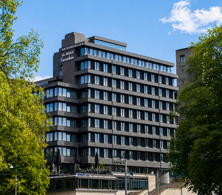 Anthon B Nilsen-gården ved Rådhusplassen og Akershus Festning i Oslo sentrum
