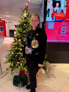 Beth Helen Liland henter gaver flere runder på Sirkus Shopping før jul.