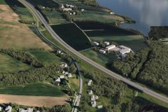 Alternativ 1 og 2: Vismunda bru til høyre og kulvert mot Svennes og Verket gård til venstre. Retning nord