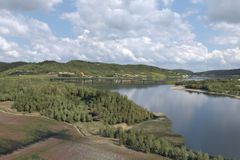 Alternativ 2: Ny Mjøsbru nærmest og eksisterende Mjøsbru lengre bak i alternativ 2. Retning nord