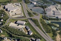 Alternativ 1 og 2: I Biri er det planlagt for videreutvikling av eksisterende kryss mot E6. Denne løsningen reduserer arealbeslaget av store næringsområder sentralt i Biri, og hensyntar på den måten de eksisterende lokale næringsinteressene. Retning nord