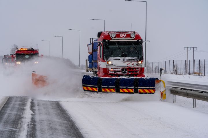 Vinterdrift er en sentral del av kontrakten om drift og vedlikehold. Her er det dagens driftsentreprenør, Risa, som brøyter E6 ved Hamar.