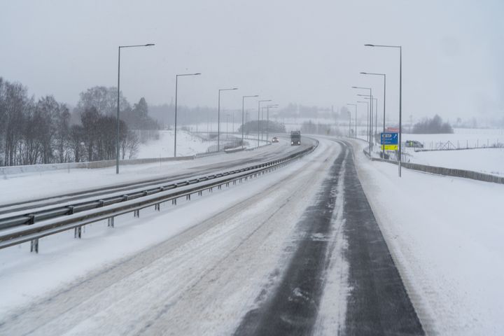 Vinterdrift er en selvsagt del av den nye driftsentreprenørens oppgaver. Her fra E6 ved Hamar.