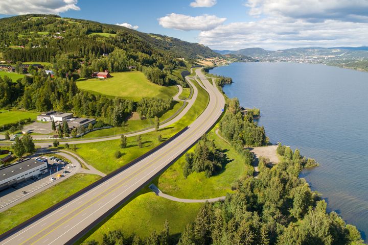 Illustrasjonen viser ny E6 nordover forbi Vingrom, med Mjøsa på høyre side av veien.