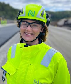 Ny E39 gjennom Lyngdal settes trafikk på mer enn tre måneder foran skjema. Det er prosjektsjef Anita Enebakk i Nye Veier veldig tilfreds med.