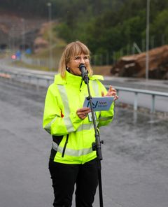 Milliardbesparelse: - Jeg er på Nye Veiers vegne stolt over å kunne kunngjøre at dette prosjektet er fullført med en kostnadsbesparelse på mer enn 18 prosent i forhold til nullestimatet, hvilket utgjør mer enn tusen millioner kroner. Denne milliardbesparelsen blir brukt til å skape enda mer trafikksikker vei, kunngjorde Nye Veiers administrerende direktør, Anette Aanesland.