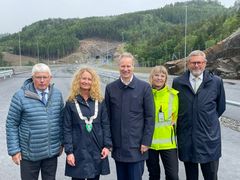 Offisiell veiåpning E39 Lyngdal. Fra venstre: fylkesordfører Arne Thomassen, ordfører Unni Nilsen Husøy, samferdselsminister Jon-Ivar Nygård, administrerende direktlr Anette Aanesland og assisterende statsforvalter Knut Berg.