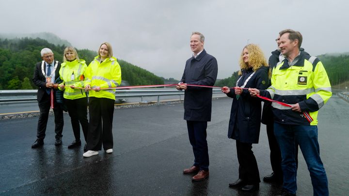 Fredag var det duket for snorklipp på ny del av E39. Denne gangen var det parsellen gjennom Lyngdal som ble åpnet av samferdselsminister Jon-Ivar Nygård. Fra venstre: Fylkesordfører i Agder Arne Thomassen, administrerende direktør i Nye Veier Anette Aanesland, prosjektsjef i Nye Veier Anita Enebakk, samferdselsminister Jon-Ivar Nygård, ordfører i Lyngdal Unni Nilsen Husøy, delvis skjult er assisterende statsforvalter i Agder, Arne Berg og prosjektsjef Erik Eiane i arbeidsfellesskapet Implenia Stangeland. Foto: Screen Story/Nye Veier