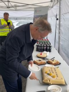Samferdselsminister Jon-Ivar Nygård gledet seg over at en ny bit av oppdraget ny, trafikksikker E39 mellom Kristiansand og Ålgård er fullført. Det ble som hør og bør feiret med kake og kaffe.