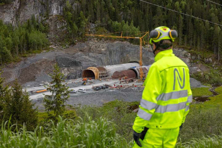Arbeidet med ny E6 mellom Kvithammar og Åsen i Trøndelag sertifiseres med BREEAM Infrastructure. Veien åpner i 2027. Bildet er tatt ved nordre ende av Råmshåmmårtunnelen.