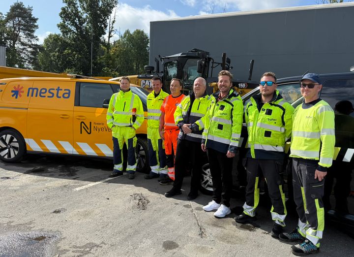 Mestabil merket med teksten 'På veien for Nye Veier'. Syv menn i arbeidstøy fra Nye Veier, Mesta og Traftec.