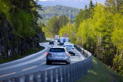 Biler kjører på en tofelts motorvei omgitt av skog.