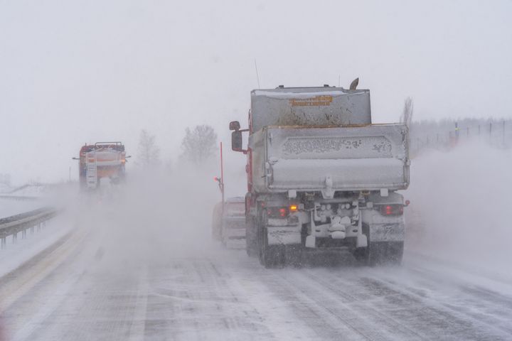 Bildet viser snøbrøyting på E6 forbi Hamar
