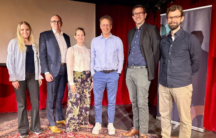 Seks mennesker stående på scenen i Kulturhuset i forbindelse med Zero-frokost. Fra venstre: Emma Hellem, Nye Veier, Finn Aasmund Hobbesland, Nye Veier, Ingvild Kilen Rørholt, Zero, Stig Schjølset, Zero, Maarten Lohne van der Eynden, Nye Veier og Kim Øverland, Nye Veier.