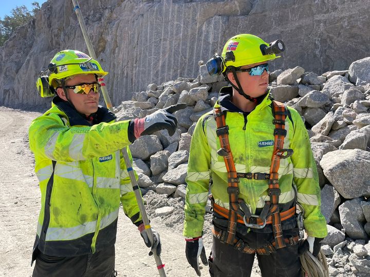 Magnus Engesbak (20 - t.v.) og Adrian Steinbru Lindgren (19) fra henholdsvis Vik i Sogn og Ulefoss i Telemark gleder seg over å ha bestått svenneprøven og er nå fagarbeidere innen fjell og bergverk. Til sammen 13 lærlinger tilknyttet Nye Veiers utbyggingsprosjekt E39 Mandal – Blørstad i Lindesnes, Agder, kunne glede seg over bestått fagprøve med seg i bagasjen på vei til ferie.