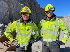 Magnus Engesbak (20 - t.v.) og Adrian Steinbru Lindgren (19) fra henholdsvis Vik i Sogn og Ulefoss i Telemark gleder seg over å ha bestått svenneprøven og er nå fagarbeidere innen fjell og bergverk. Til sammen 13 lærlinger tilknyttet Nye Veiers utbyggingsprosjekt E39 Mandal – Blørstad i Lindesnes, Agder, kunne glede seg over bestått fagprøve med seg i bagasjen på vei til ferie.
