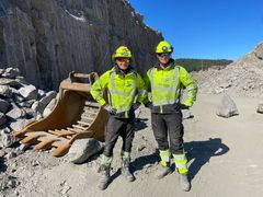 Magnus Engesbak (20 - t.v.) og Adrian Steinbru Lindgren (19) fra henholdsvis Vik i Sogn og Ulefoss i Telemark gleder seg over å ha bestått svenneprøven og er nå fagarbeidere innen fjell og bergverk. Til sammen 13 lærlinger tilknyttet Nye Veiers utbyggingsprosjekt E39 Mandal – Blørstad i Lindesnes, Agder, kunne glede seg over bestått fagprøve med seg i bagasjen på vei til ferie.