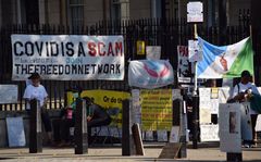 Demonstranter står utenfor Downing Strett i London og protesterer mot vaksiner.