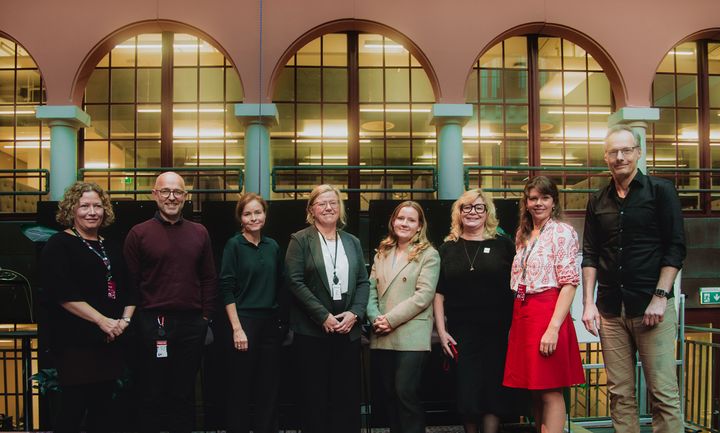 Deltakere og bidragsytere under lanseringen av rapporten «Nyhetsmangfold i plattformenes tid» – Fv. Gunhild Ring Olsen, Mads Yngve Storvik, Reidun J. Samuelsen, Tone Tveøy Strøm-Gundersen, Maria Rud Halvorsen, Trine J. Meza, Bente Kalsnes og Steen Steensen.