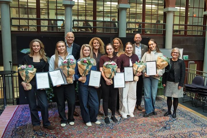 Stipendmottakerene fra 2025 samlet med Kristin Arnesen (dekan ved SADM), Tor-Morten Grønli (dekan ved SEIT), Hans-Christian Åsheim (dekan ved SHS), Helene Ingeborg Sætersdal (dekan ved SCLM) og Sarah J. Paulson (prorektor for utdanning). Foto: Kristiania / Olav Haraldsen Roen