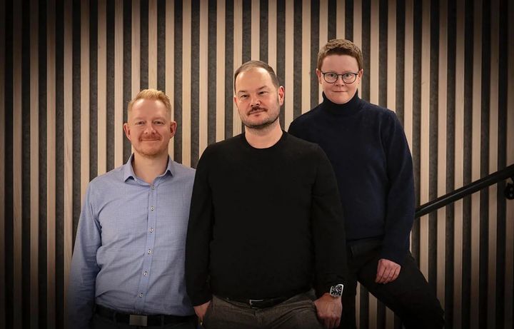 Fra venstre: Jonas Åstrøm og Jon Martin Larsen fra Høyskolen Kristiania, med Elisabeth Lund Engebretsen fra Universitetet i Stavanger.