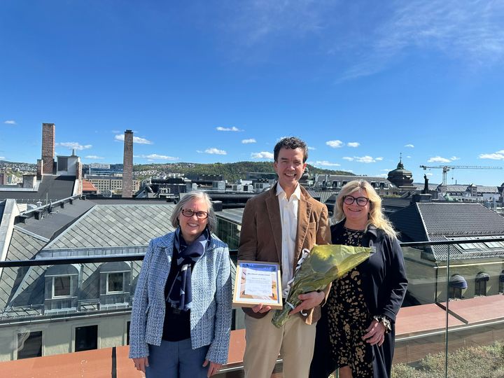 Prorektor for utdanning Sarah J. Paulson, Førsteamanuensis Hans Gunnar Brekke og Rektor Trine J. Meza