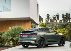 ELEGANTE DETALJER: I kombinasjon med svarte eksteriørpakke, er lamellene på bakfangeren utført i høyglanset Mythos‑svart. Det skaper et sportslig og elegant preg.