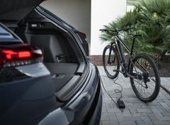 KAN LADES FRA BILEN: Første gang i en Audi leveres nå Vehicle-to-Load (V2L), med effekt på 3,6 kW.