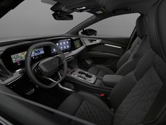 HELT NYTT: Interiøret på nye Audi Q4 e-tron har fått en skikkelig oppgradering. Tre skarpe og store skjermer, nye materialer og nytt infotainmentsystem er blant høydepunktene.