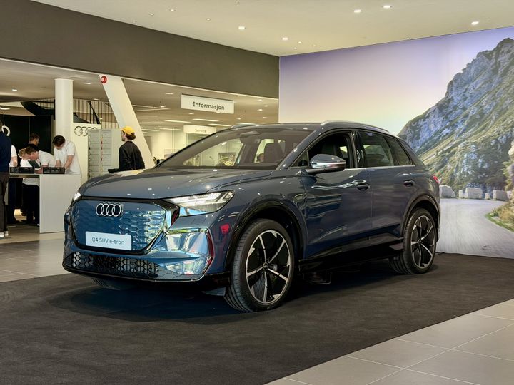 NÅ ER DEN I NORGE: Oppgraderte Audi Q4 e-tron er på snarvisitt i Oslo. Leveringen starter i sommer.