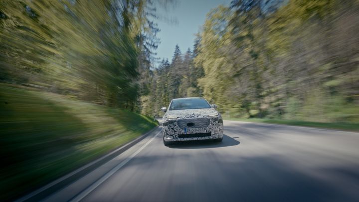 SNART KLAR: Den kamuflerte A2 e-tron gjennomgår grundige tester før den lanseres til høsten. Foto: Audi