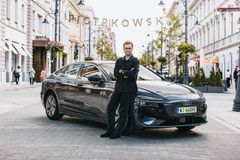 1.338 kilometer på én lading: Miko Marczyk setter Guinness-verdensrekord i en Audi A6 Sportback e-tron performance.