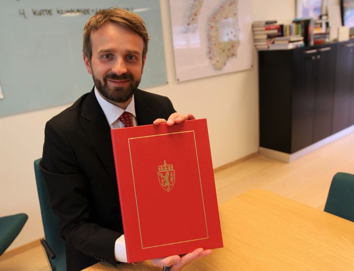 Næringsministeren signerer avtalen som tar Norge inn i InvestEU.
