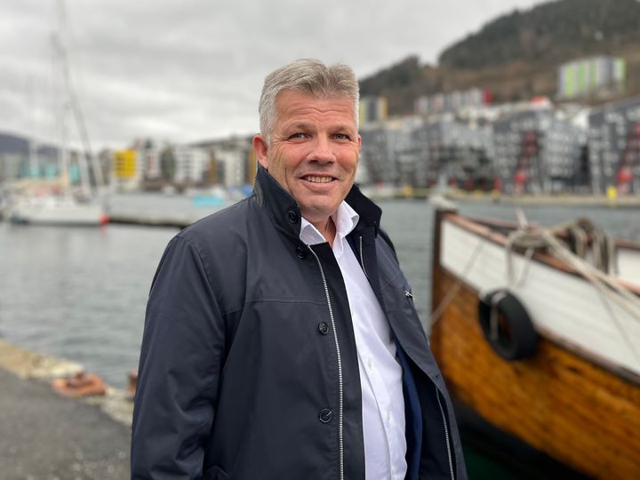 Fiskeri- og havminister Bjørnar Skjæran mottok i dag en utredning fra Sjøfartsdirektoratet som anbefaler regjeringen å opprette et obligatorisk småbåtregister.