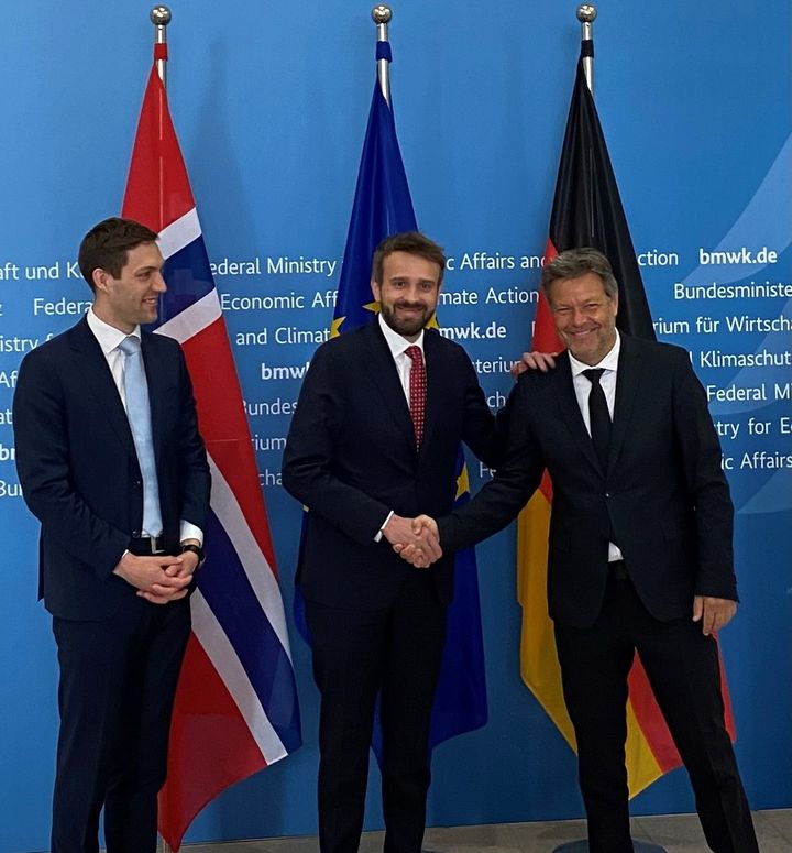 Statssekretær Andreas Bjelland Eriksen, næringsminister Jan Christian Vestre og Tysklands nærings- og klimaminister Robert Habeck.