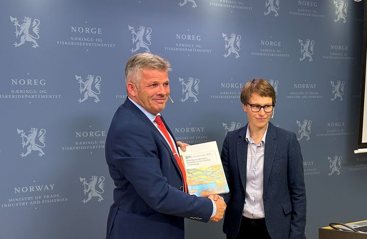 Fiskeri- og havminister Bjørnar Skjæran utredning fra Havbruksutvalet. Utvalgsleder Linda Nøstbakken til høyre.
