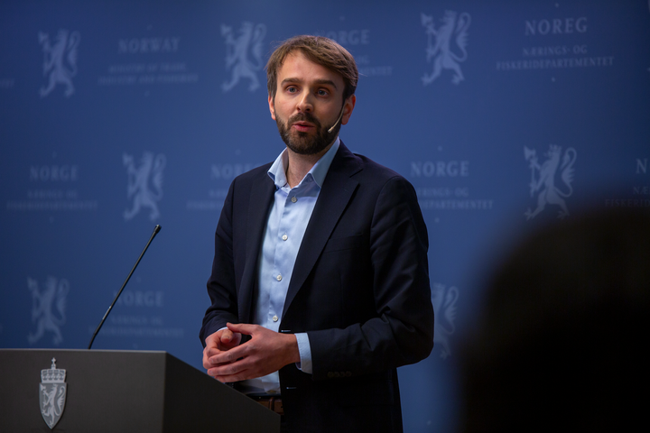Næringsminister Jan Christian Vestre presenterte nye dagligvaregrep på Dagligvareseminaret fredag 15. desember. Bildet er fra en tidligere anledning. Foto: Emil Bremnes, NFD